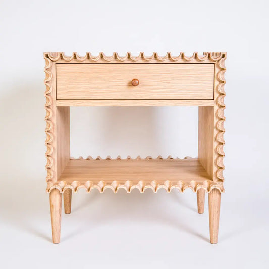 Mesita de noche con cajón y laterales torneados - beige